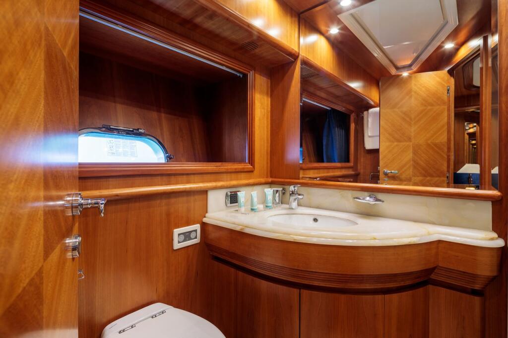 Luxus-Motoryacht 