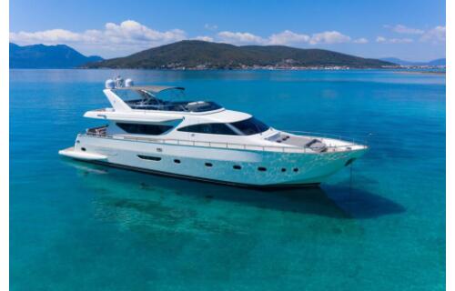 Luxus-Motoryacht 