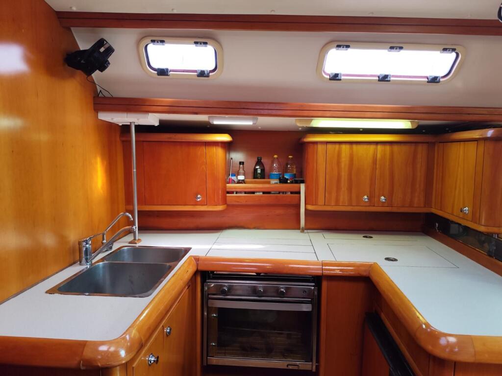 Sailing yacht 