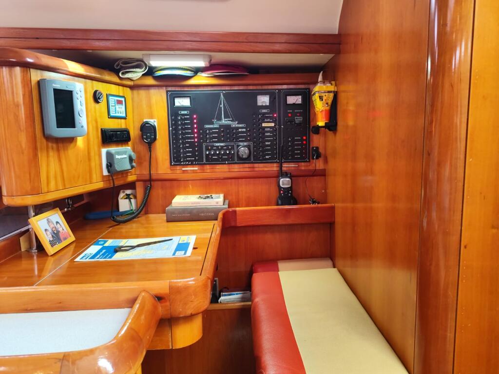 Sailing yacht 