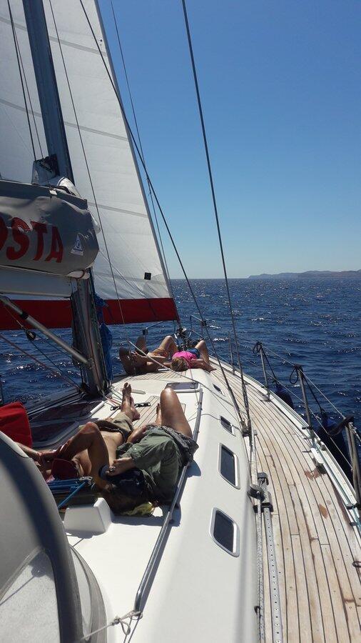 Sailing yacht 