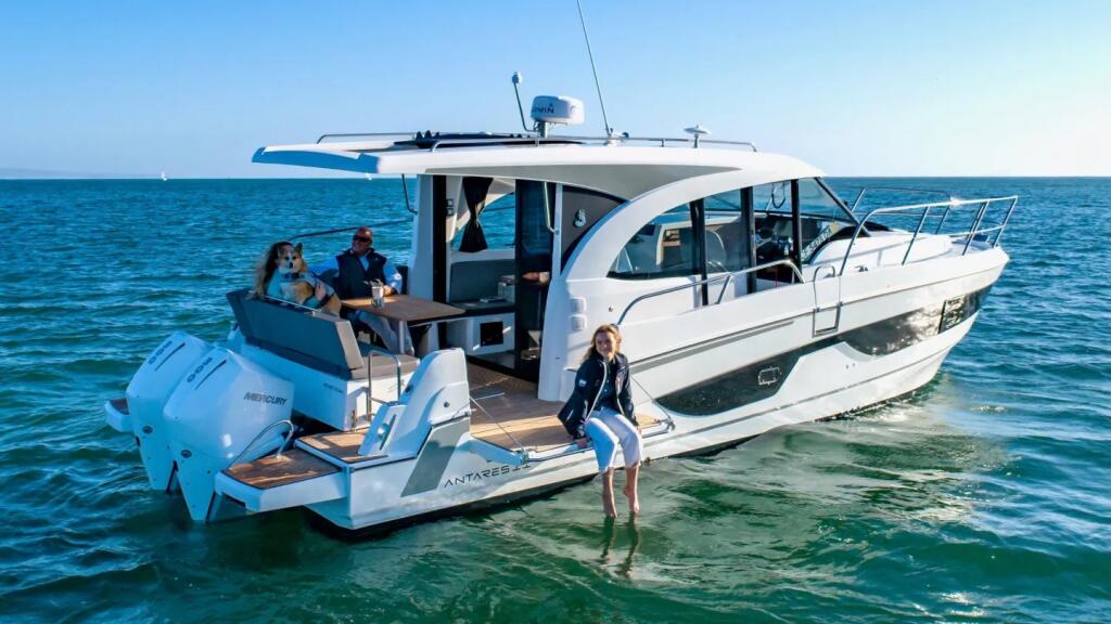 Motor boat 