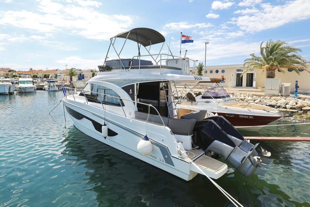 Motor boat 