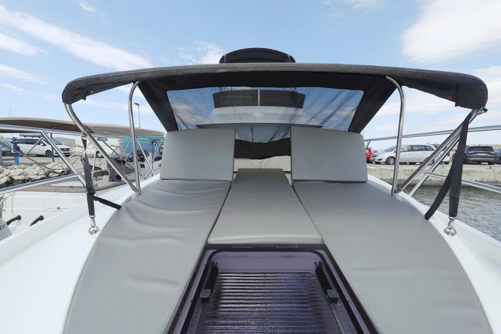 Motor boat 