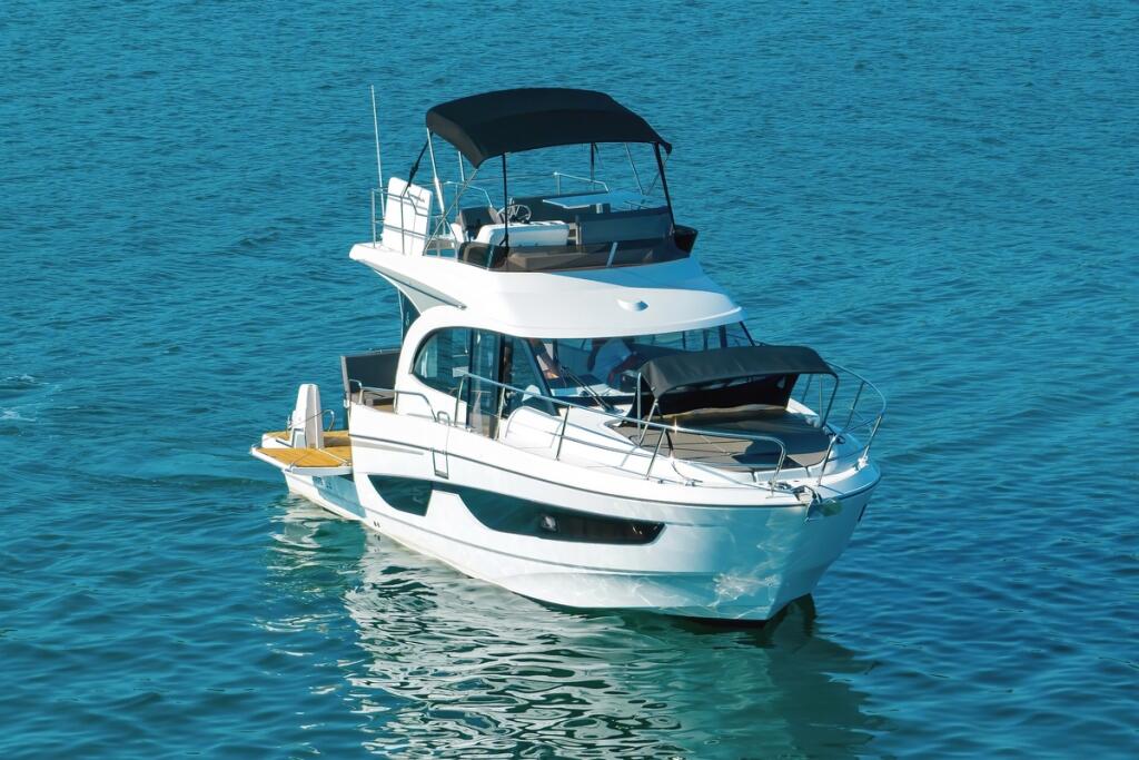 Motor boat 
