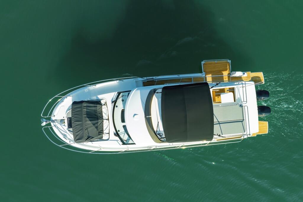 Motor boat 
