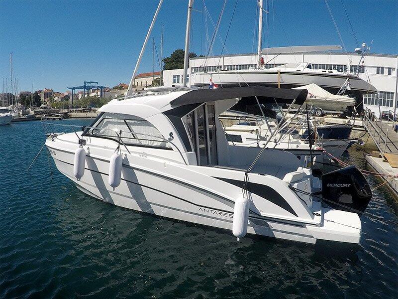 Motor boat 