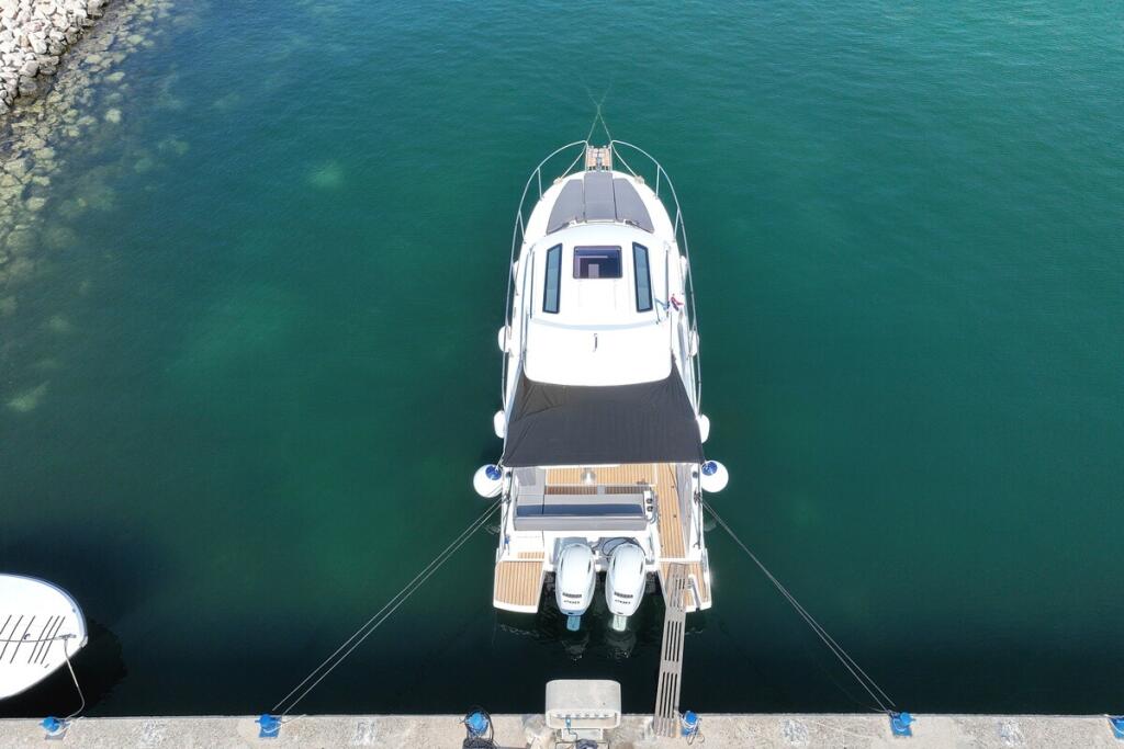 Motor boat 