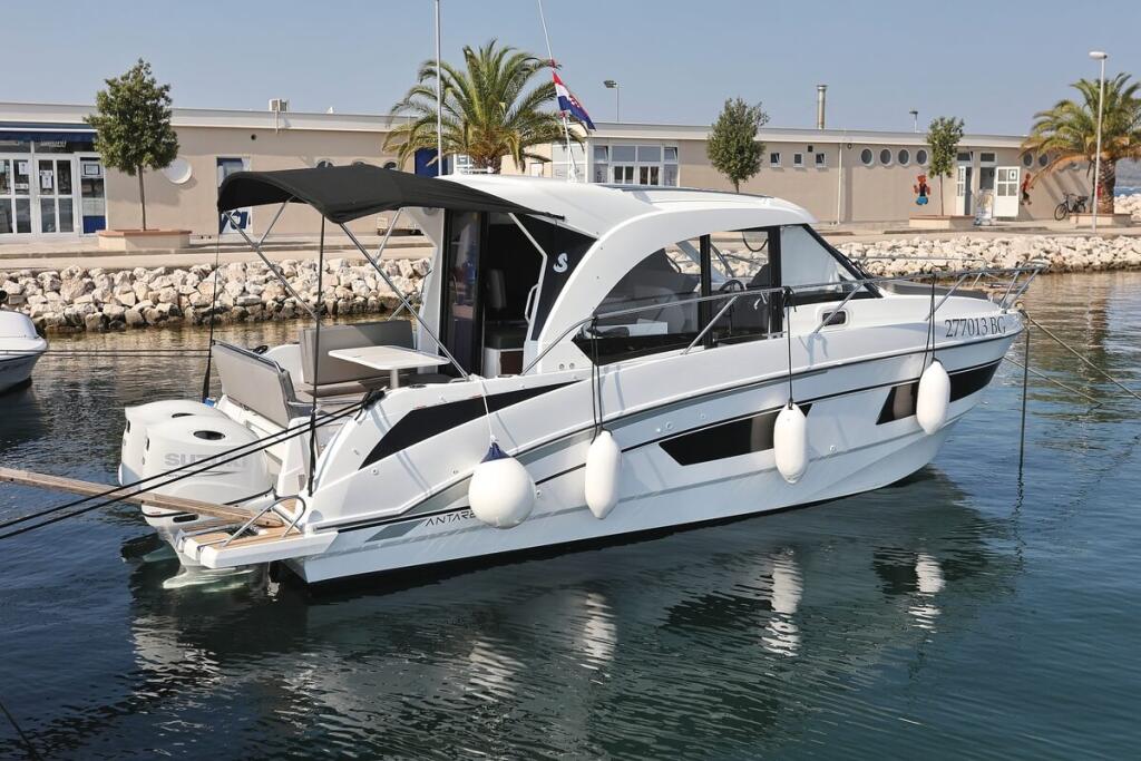 Motor boat 