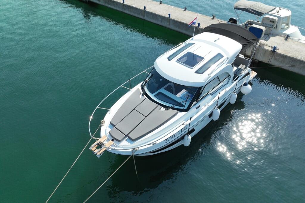 Motor boat 