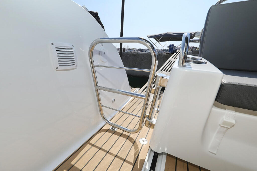 Motor boat 