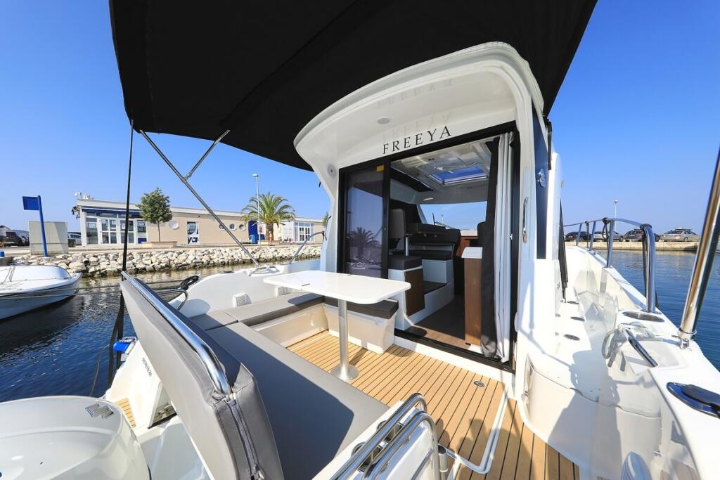 Motor boat 