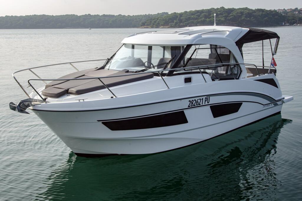 Motor boat 
