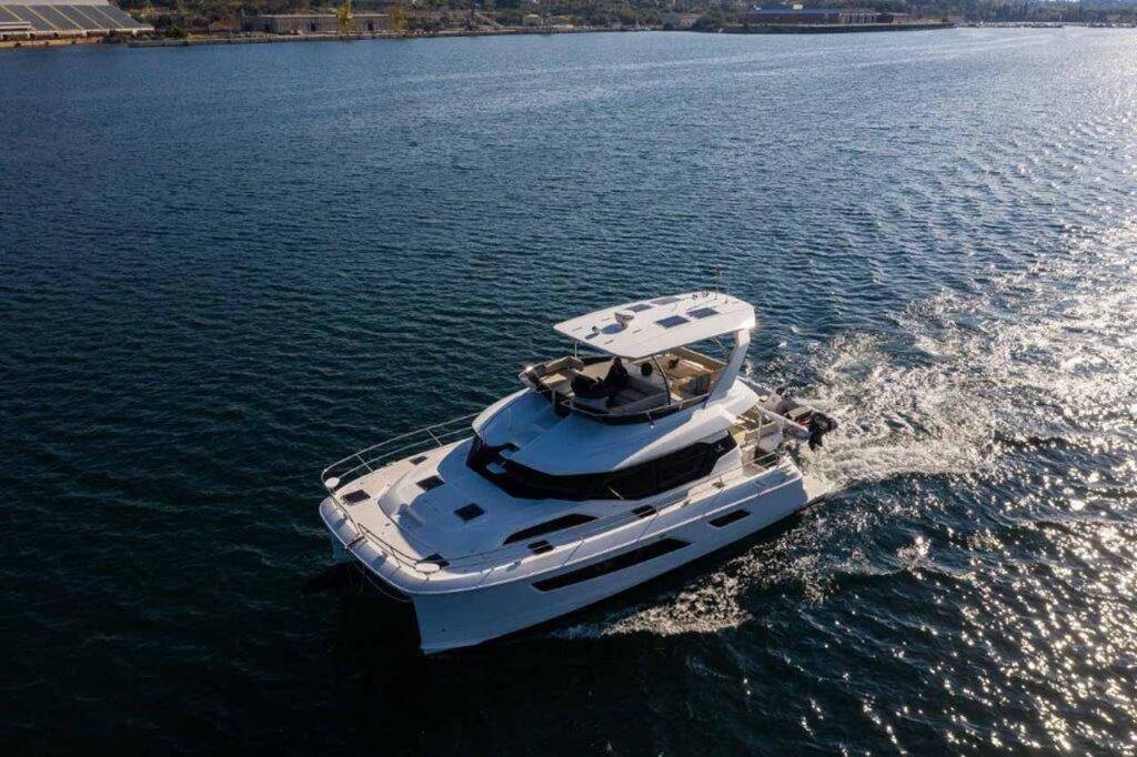 Power catamaran 