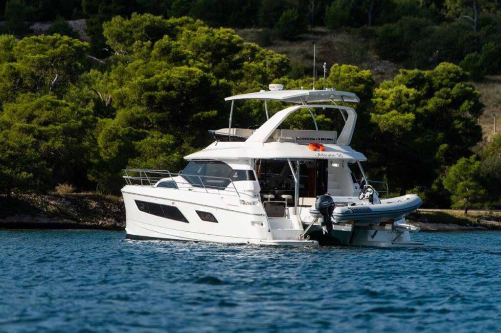 Power catamaran 