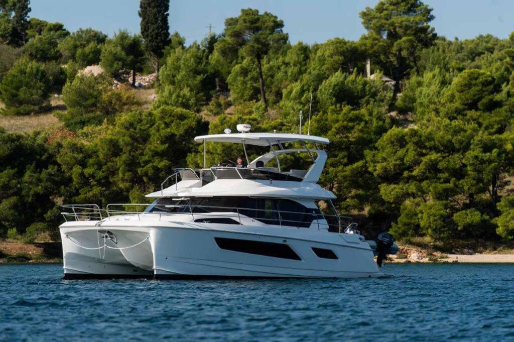 Power catamaran 