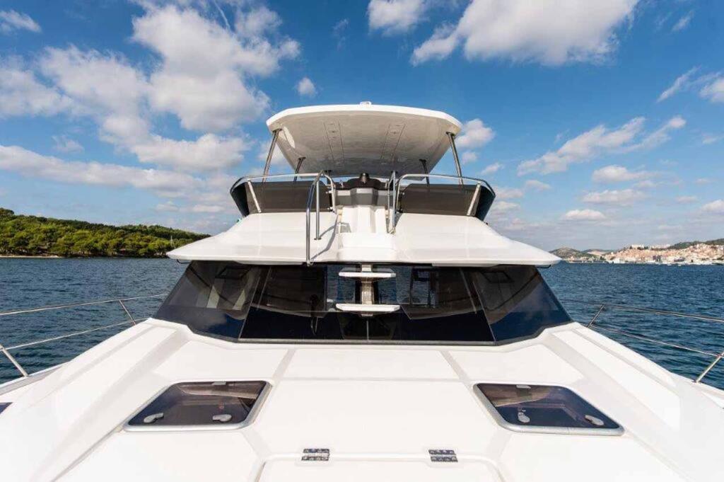Power catamaran 