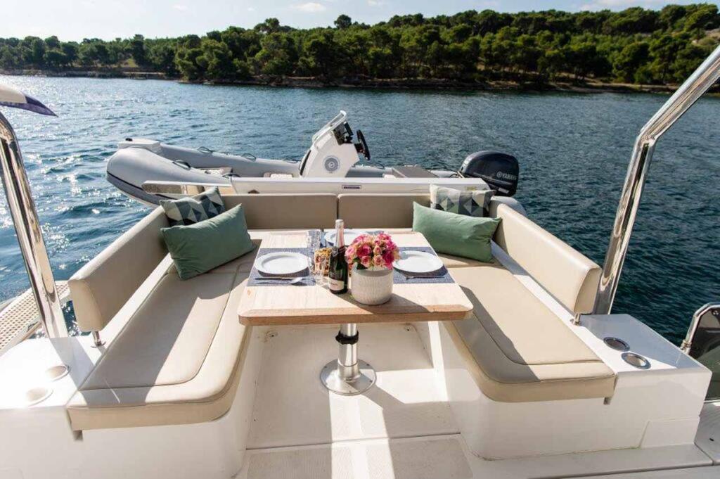 Power catamaran 