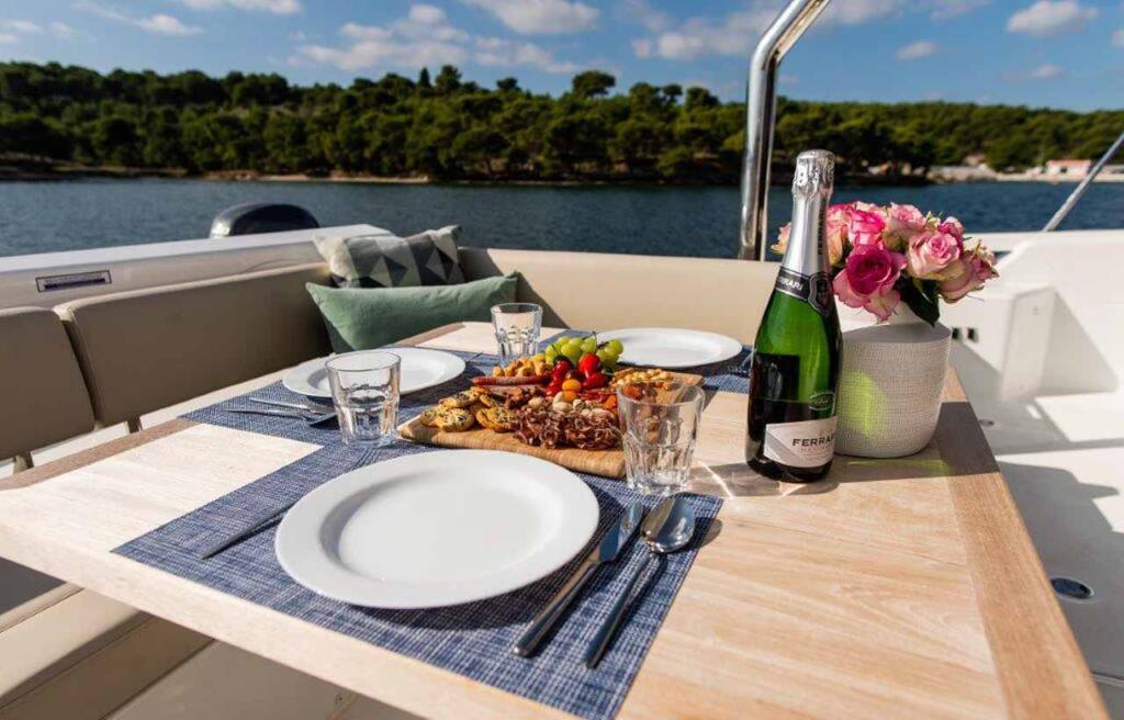Power catamaran 