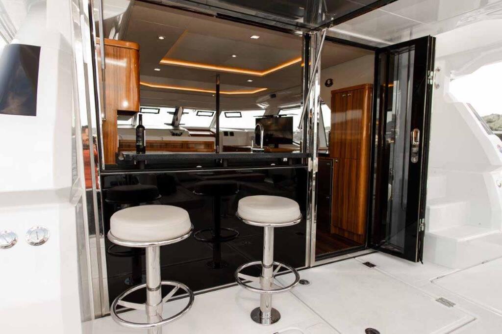 Power catamaran 
