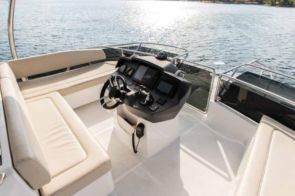 Power catamaran 