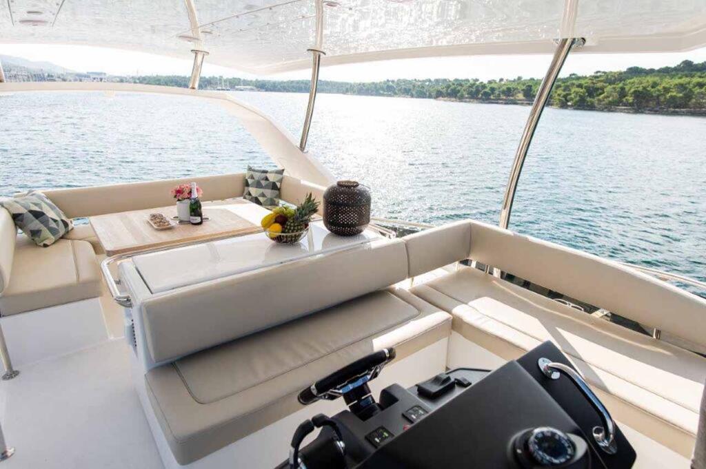 Power catamaran 