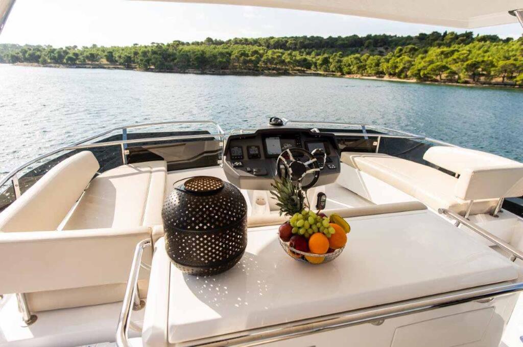 Power catamaran 