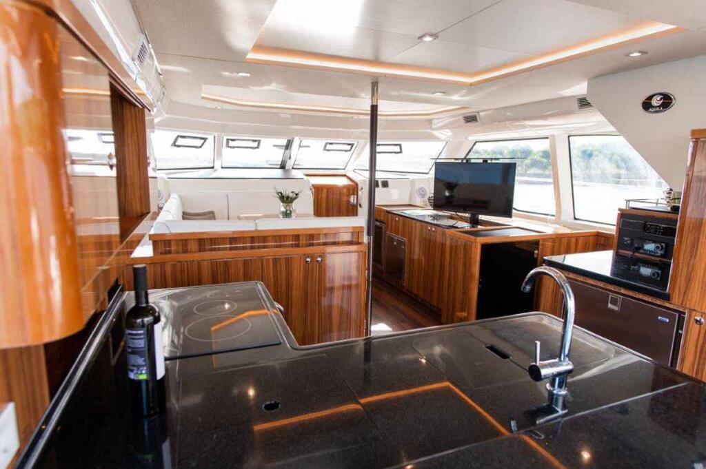 Power catamaran 