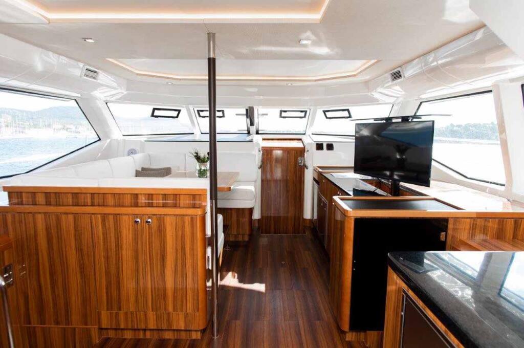 Power catamaran 