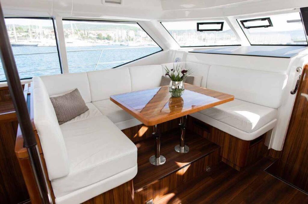 Power catamaran 