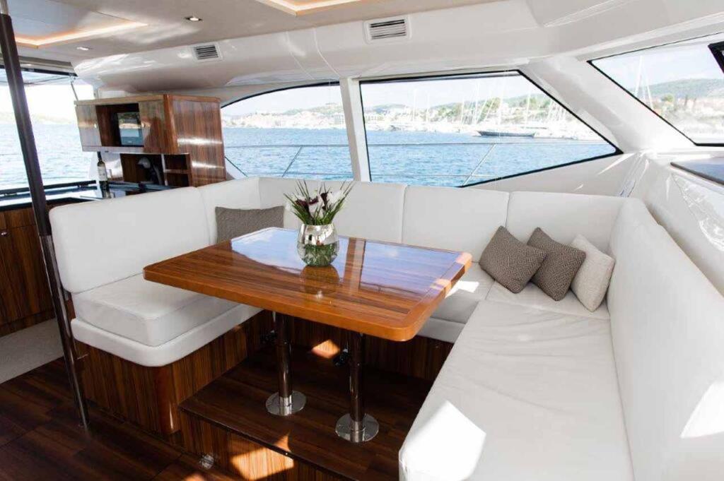 Power catamaran 