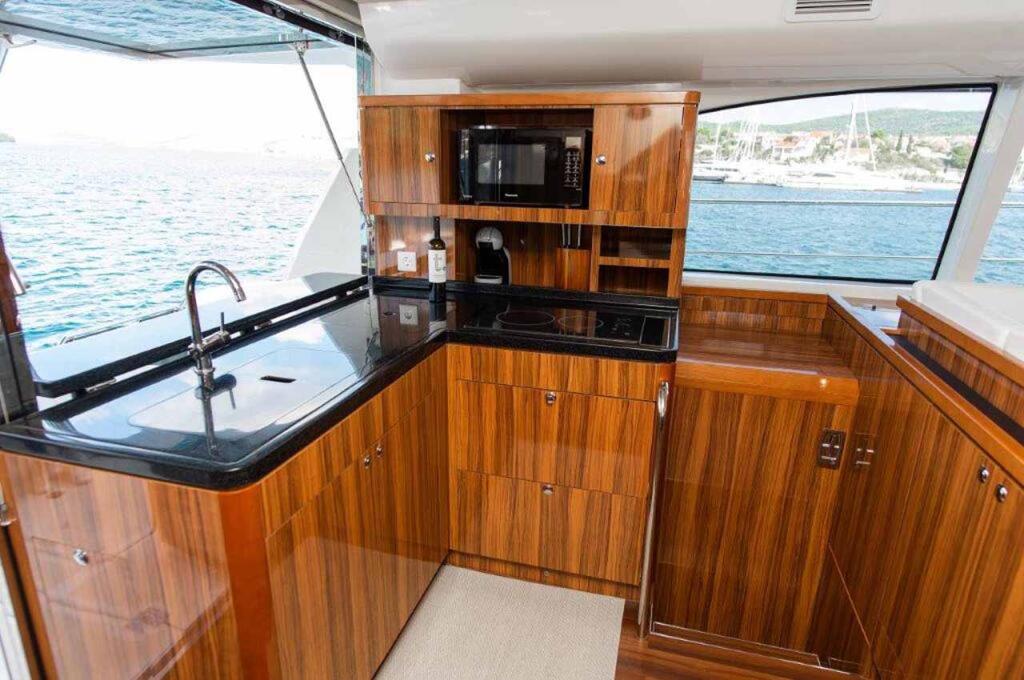 Power catamaran 