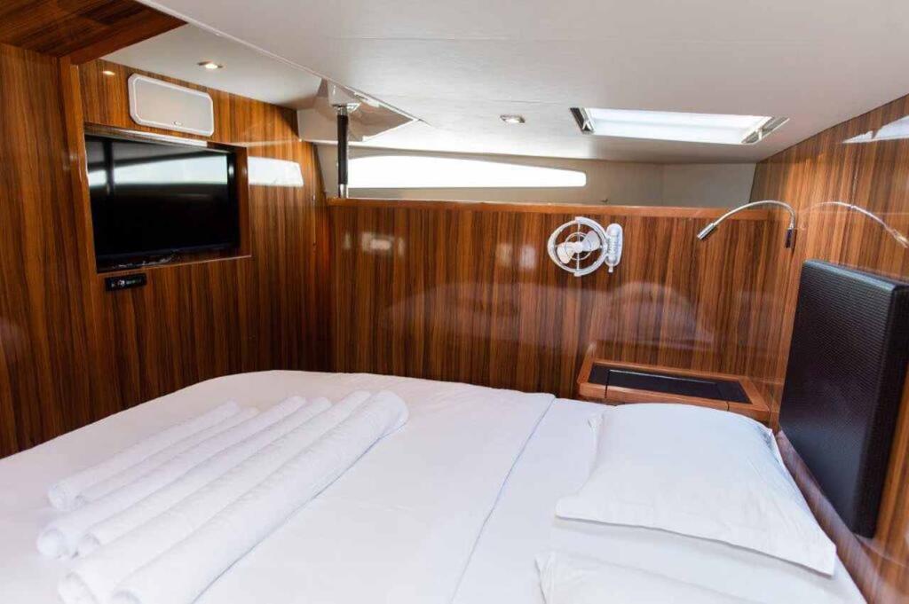 Power catamaran 