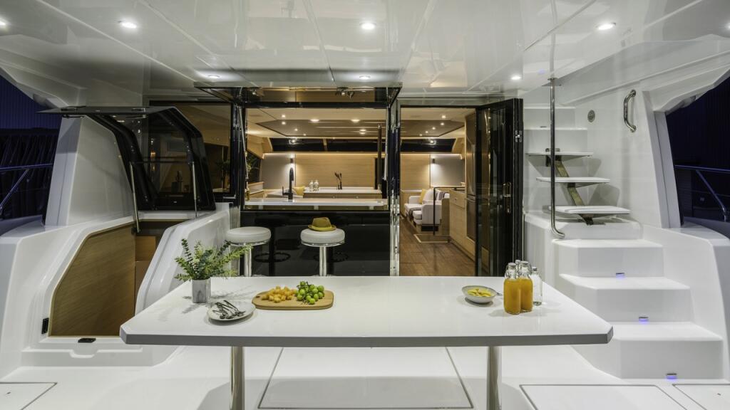Power catamaran 