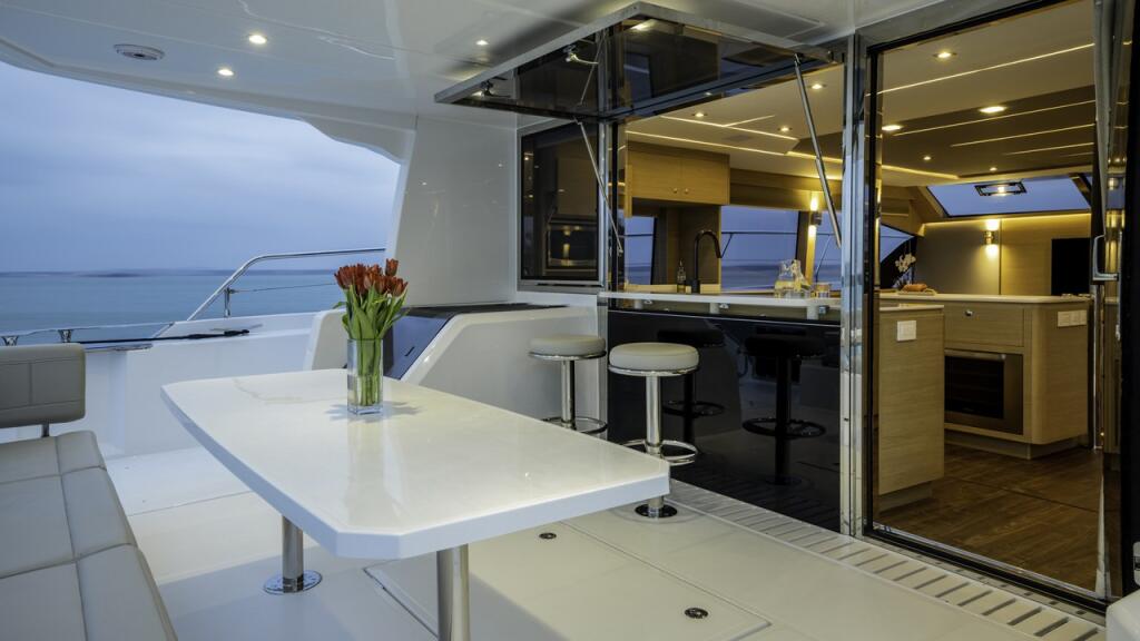Power catamaran 