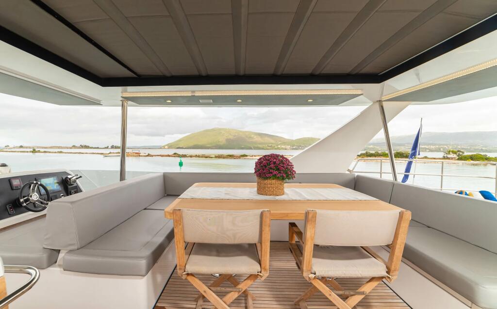 Power catamaran 