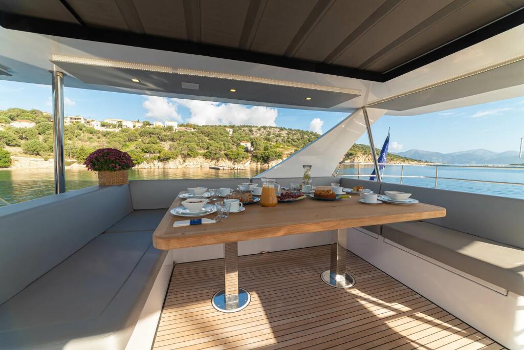 Power catamaran 