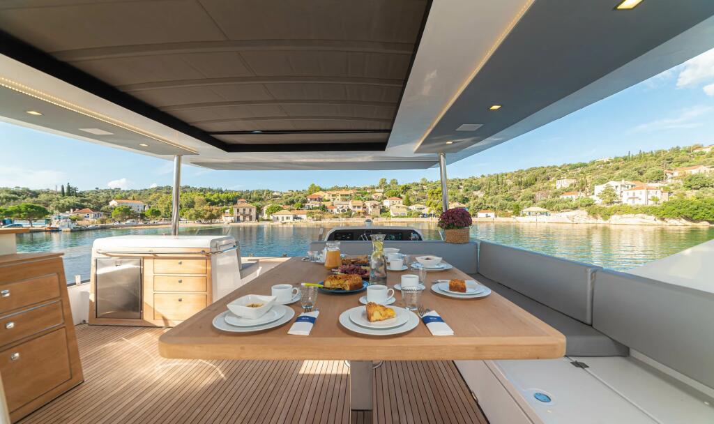 Power catamaran 