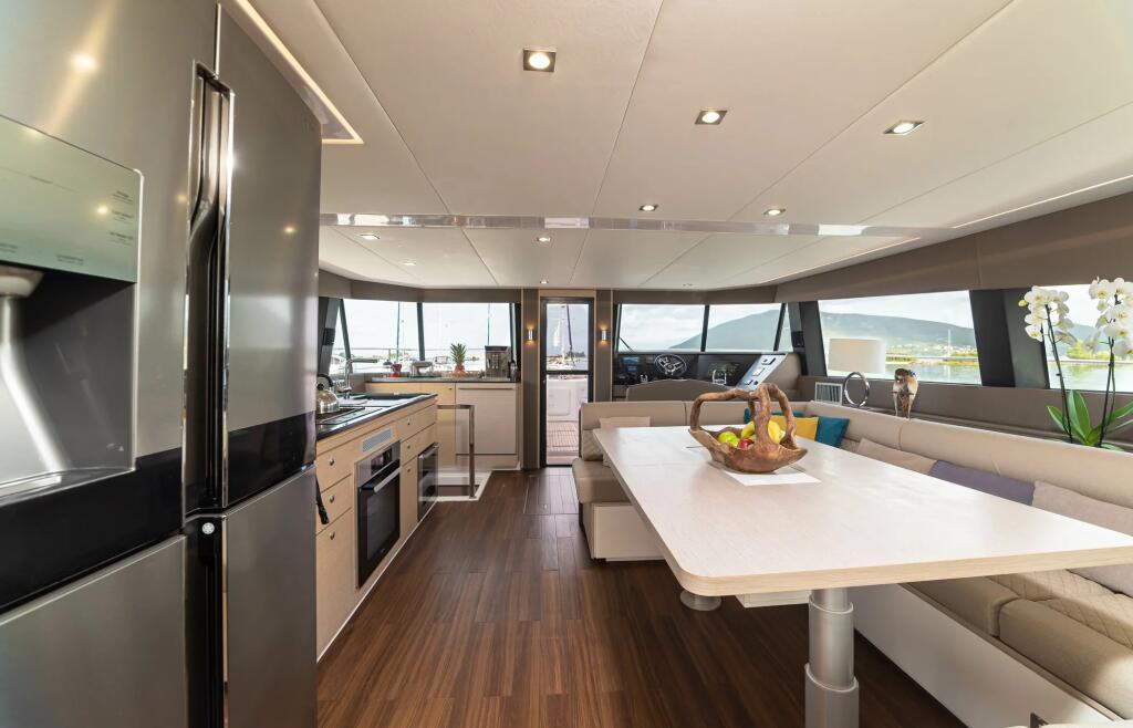 Power catamaran 