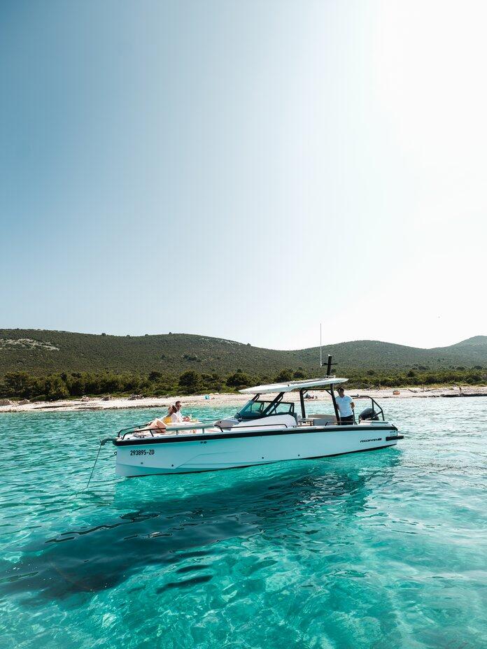 Motor boat 