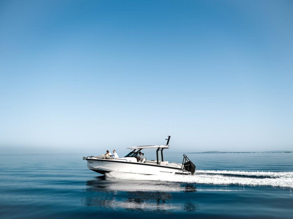 Motor boat 