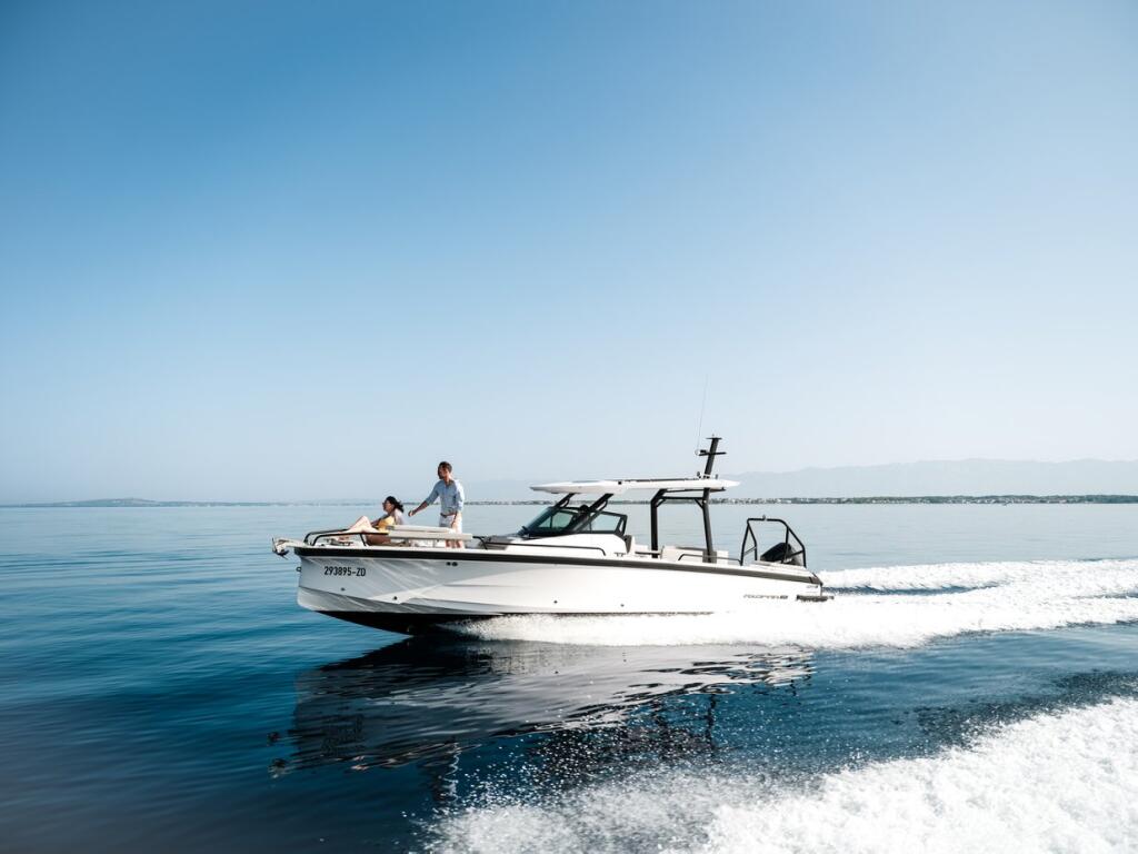 Motor boat 