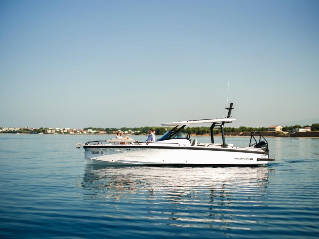 Motor boat 