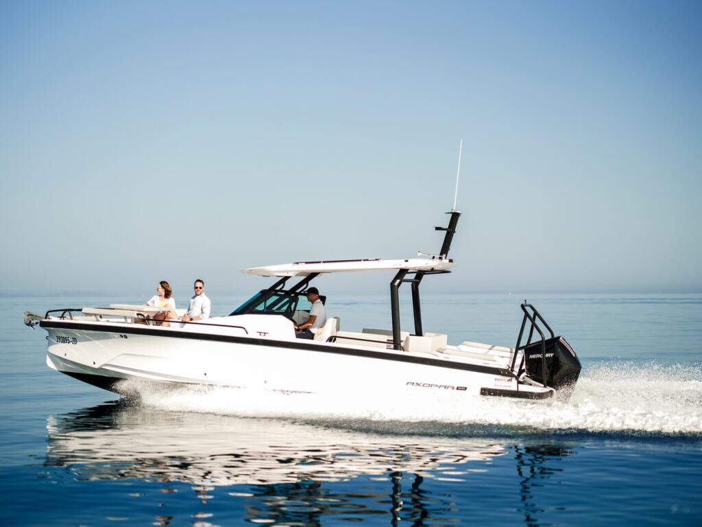 Motor boat 