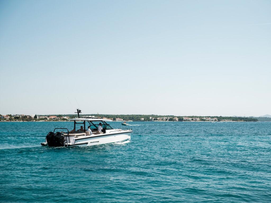 Motor boat 