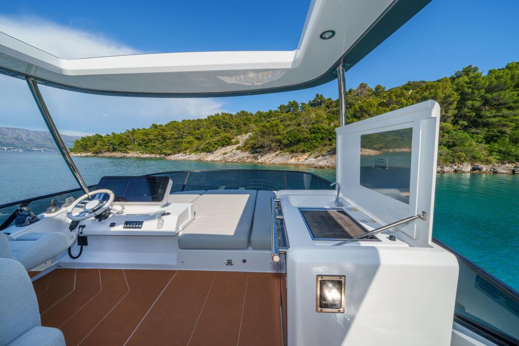 Motor yacht 