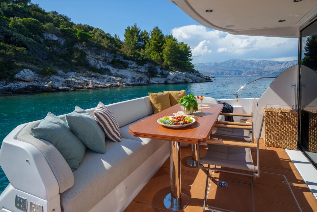 Motor yacht 