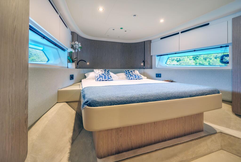 Motor yacht 