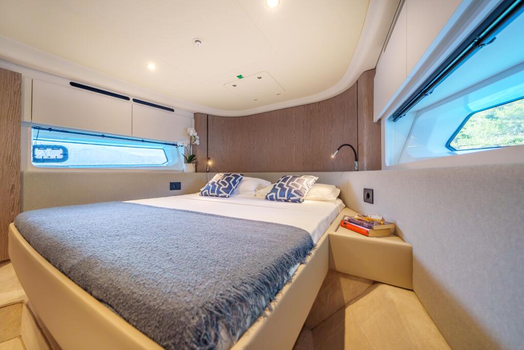 Motor yacht 