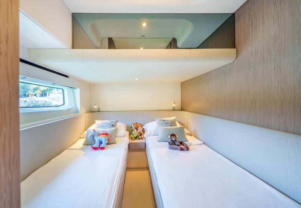 Motor yacht 